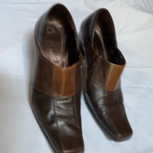 Liz Claiborne brown booties with size zipper. Sz 7